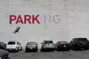 15 Grafiti cerdas karya Banksy, seniman misterius asal Inggris