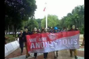 Ngaku anggota Anonymous, sekelompok pemuda ini ditertawakan netizen