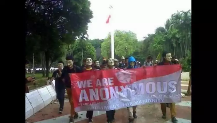 Ngaku anggota Anonymous, sekelompok pemuda ini ditertawakan netizen