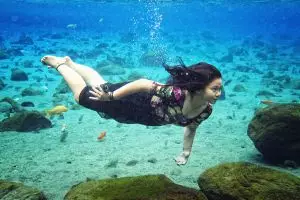 Tak usah ke laut, di tempat ini kamu bisa bikin foto underwater keren