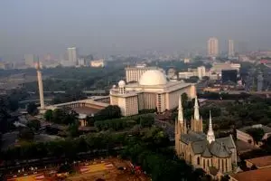 Di tempat parkir ini kamu dapat belajar toleransi beragama, top!
