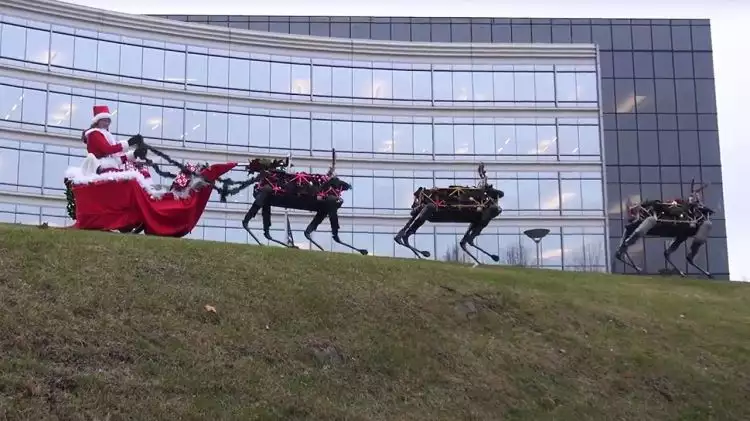 Sembilan rusa kutub Sinterklas bakal pensiun, terus Santa naik apa ya?