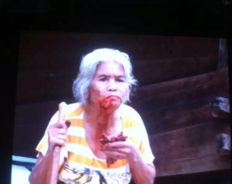 Bule ini takut lihat nenek di Indonesia mengunyah sirih, kenapa ya?