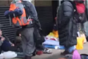  Pria muslim ini berikan kado Natal kepada pengangguran di jalanan