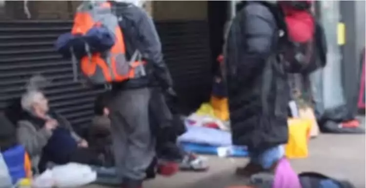  Pria muslim ini berikan kado Natal kepada pengangguran di jalanan