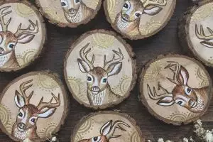 19 Lukisan unik di atas potongan kayu ini keren abis, benar nggak?