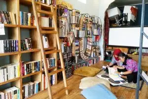 Kafe unik ini sediakan ratusan buku bagi para pengunjungnya 