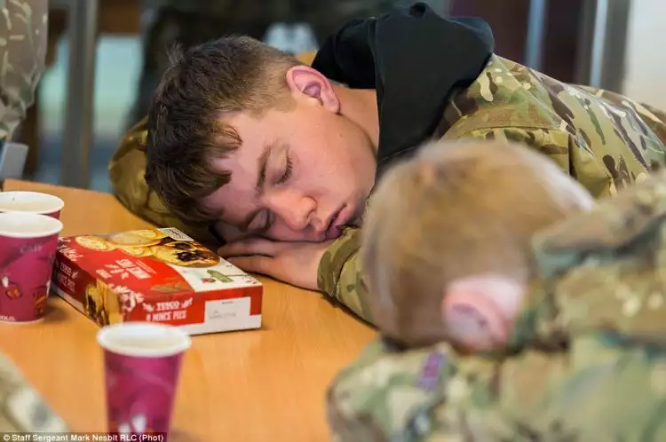 Potret tentara kelelahan usai evakuasi korban banjir ini bikin bangga