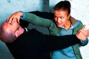 19 Trik ampuh pertahanan diri saat bertemu penjahat di jalan, pahami!