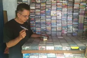 Dari jualan kaset bekas, Priyo mampu kuliahkan tiga anaknya