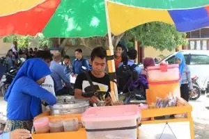 Pemuda ini tak kenal menyerah, sering berganti usaha demi biaya kuliah