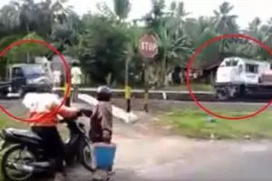 Mendebarkan! Mobil ini lolos dari tabrakan kereta api