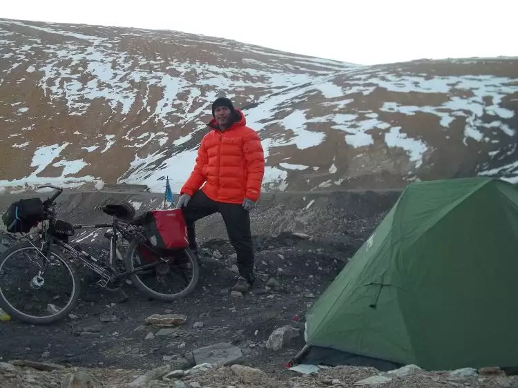Bersepeda, pria ini taklukkan dinginnya Pegunungan Himalaya, keren!