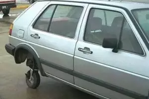 12 Modifikasi mobil paling bikin 'gagal paham', ada yang mau naik? 