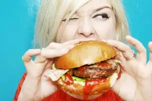 Selain kegemukan, ini yang terjadi jika kamu terlalu banyak makan