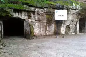 Gua bekas penyimpanan amunisi ini biasa sebagai lokasi main anak-anak