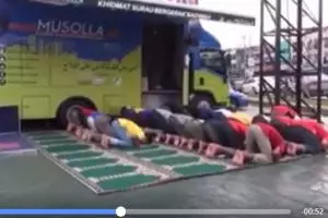 Di manapun tetap bisa shalat dengan mushala 'bergerak' ini, top!