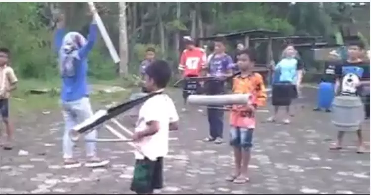 Kreatif! Anak-anak ini gunakan peralatan sederhana bermain drumband