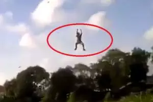 Bikin ketawa, niatnya bermain layang-layang malah terbang sekalian