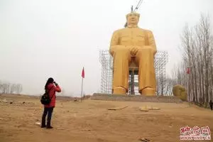 Patung emas 36,6 meter di China ini malah tak mirip Mao Zedong