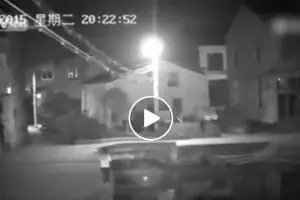 Sibuk bermain handphone, wanita ini jatuh & meregang nyawa di sungai