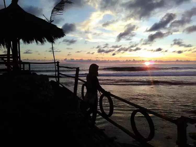 Menikmati eksotisme matahari terbenam di Pantai Watulawang Gunungkidul