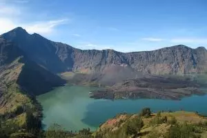 Jika kamu mau mendaki Januari ini, hindari 12 gunung di Indonesia ini