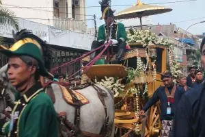 Paku Alam X dikirab naik kereta usia 2 abad hadiah dari Thomas Raffles