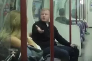 Pria ini memarahi mama muda yang menyusui bayi di dekatnya, kok bisa?