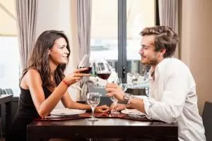 Curigalah jika diberi meja paling belakang di restoran, kenapa ya?