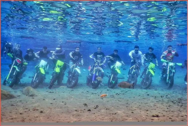 Ingin beda, komunitas ini berfoto dalam air dengan motornya, wah, wah!