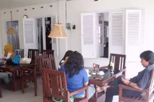 Melepas penat dengan mencicipi teh di rumah teh tertua warisan Belanda