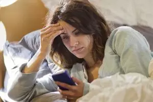 Mengecek email sepulang kerja bisa picu stres, kok bisa ya?