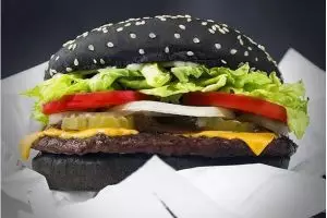 10 Kuliner serba hitam pekat ini ngetren banget, kamu sudah coba?