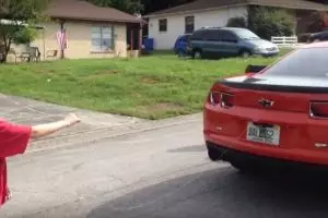 Bocah ini cabut gigi pakai mobil sport Rp 2 miliar, ide gila!