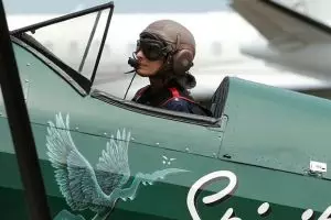 Wanita ini 3 bulan terbangkan pesawat kokpit terbuka Inggris-Australia