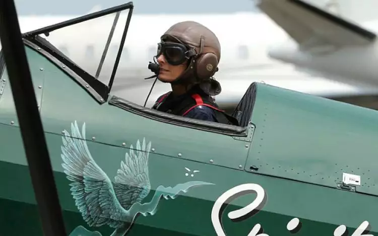 Wanita ini 3 bulan terbangkan pesawat kokpit terbuka Inggris-Australia