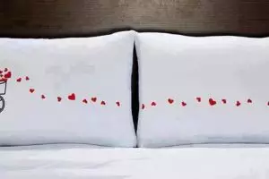 10 Desain bantal couple romantis ini bikin kamu nyenyak tidur