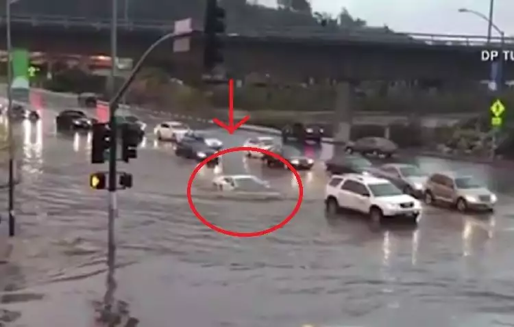 Lamborghini Rp 5,5 miliar 'menyelam' terjang banjir, sulit dipercaya!