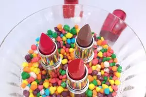Tips cantik bikin lipstik pakai permen, daripada keluar Rp 500 ribu!