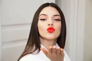 Tips jitu bikin kinclong wajah kamu ala Kendall Jenner, tertarik coba?