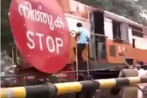 Aksi masinis ini lucu, hentikan kereta api demi beli sebungkus nasi