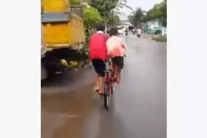 VIDEO: Cara bersepeda ini bikin kamu rindu masa anak-anak 