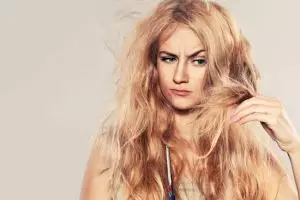 13 Kesalahan perawatan rambut tetap kusut, hindari ya guys!