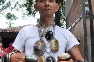 Salim si raja akik, ke mana-mana kenakan koleksinya seberat 4 kg, wow!