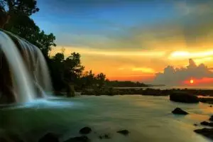 Perkenalkan Pantai Toroan, saat keindahan laut dan air terjun mewujud