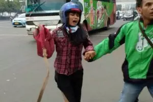 Abang ojek ini lari ke lokasi bom selamatkan seorang wanita, mulia!