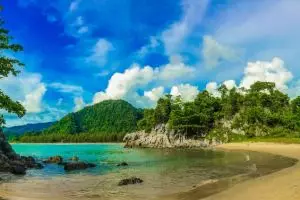 Cewek dilarang masuk pantai eksotis ini, duh kasian...