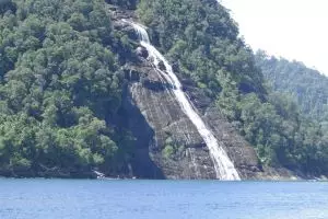 5 Air terjun di Indonesia ini airnya langsung jatuh ke laut