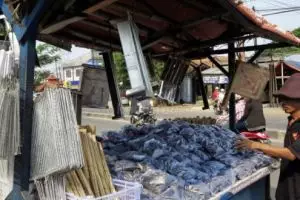 Nggak cuma buat sate aja, ini 12 manfaat lain arang batok kelapa